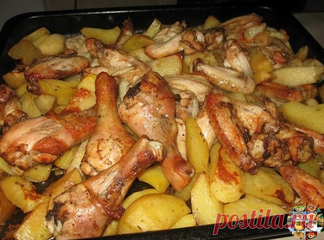 Картофель с курицей в духовке

Ингредиенты:

● 1 кг картофеля
● 1 кг курицы (у меня половина от целой курицы)
● 200 г сметаны
● 1-2 зубчика чеснока
● соль
● перец

Приготовление:

Картофель почистить, порезать небольшими брусочками.Добавить 100 г сметаны, посолить, поперчить, перемешать.Выложить картофель в форму (у меня квадратная форма 25х25 см).Курицу порезать на несколько крупных кусков.Добавить 100 г сметаны и чеснок, выдавленный через чеснокодавилку.
Посолить, поперч...
