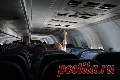 Пассажир позволил стюардессе покормить сына с ложечки и был пристыжен в сети. Стюардесса Singapore Airlines покормила с ложечки ребенка пассажира и вызвала споры в сети. Инцидент произошел на рейсе из Лос-Анджелеса в Токио и попал на видео. Пользователи пристыдили отца юного пассажира, который позволил бортпроводнице так заботиться о сыне. «Бортпроводники не няни», — писали они в комментариях.
