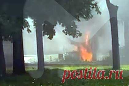 Горящую в Москве заправку сняли на видео. В сети появилась видеозапись горящей автозаправки в районе Хамовников в Москве. На кадрах видно, как языки пламени вырываются из горящей АЗС, все вокруг окутано дымом. Тушение осложнял тот факт, что горящая колонка находится рядом с резервуаром с топливом. Пожар произошел 6 июля.