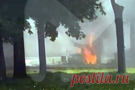 Горящую в Москве заправку сняли на видео. В сети появилась видеозапись горящей автозаправки в районе Хамовников в Москве. На кадрах видно, как языки пламени вырываются из горящей АЗС, все вокруг окутано дымом. Тушение осложнял тот факт, что горящая колонка находится рядом с резервуаром с топливом. Пожар произошел 6 июля.