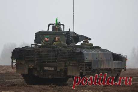 Две БМП Puma столкнулись во время учений на военном полигоне в Германии. Две боевые машин пехоты (БМП) Puma столкнулись во время учений на военном полигоне в земле Саксония-Анхальт в Германии, 12 человек пострадали. По информации бундесвера, авария произошла в Центре боевой подготовки немецкой армии. Один из пострадавших солдат тяжело ранен, его вертолетом доставили в больницу.