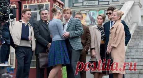 Отличные сериалы про советскую жизнь В последние годы все чаще снимают сериалы про жизнь в СССР. Их герои стоят в бесконечных очередях, страдают от ханжества и двойной морали, то назло «причесанным» современникам в серых одежках наряжаются в яркие костюмы.