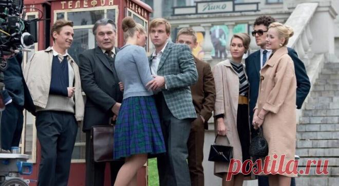 Отличные сериалы про советскую жизнь В последние годы все чаще снимают сериалы про жизнь в СССР. Их герои стоят в бесконечных очередях, страдают от ханжества и двойной морали, то назло «причесанным» современникам в серых одежках наряжаются в яркие костюмы.