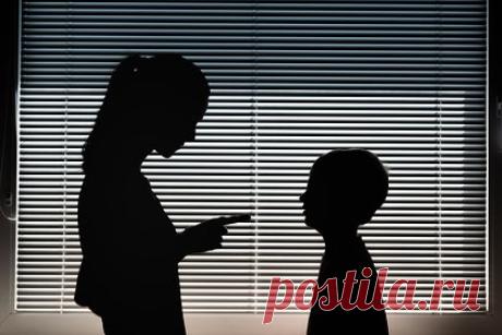 Родителям часто обманывающих детей дали совет. Чтобы ребенок не обманывал, нужно выстроить с ним доверительные отношения, рассказала детский психолог Наталья Наумова. Кроме того, добавила она, важно помочь раскрыть ребенку его таланты, чтобы у него не было соблазна придумывать себе успехи или ситуации, в которых он якобы оказывался в опасности.