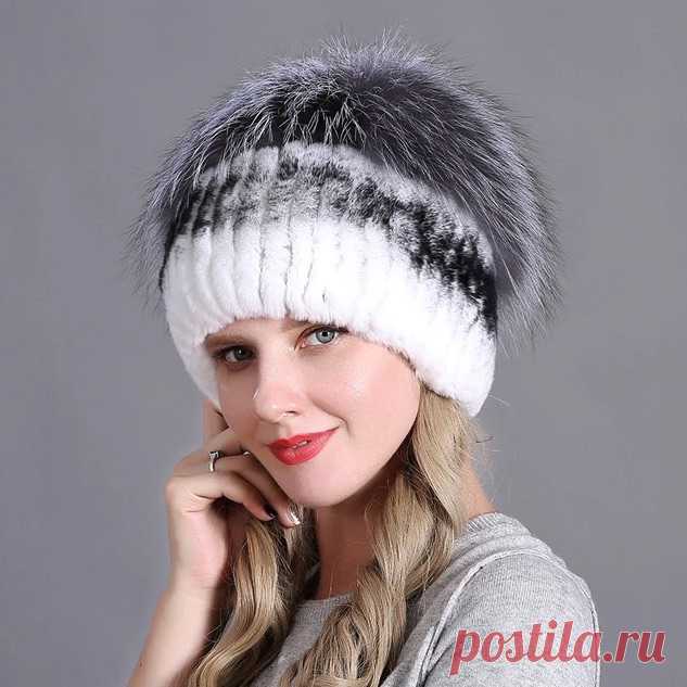 White (№3)
Основной особенностью короткошерстного меха кролика породы Рекс является его необычная структура: остевой ворс и подшерсток имеют равную длину. На высокое качество шкурки указывает густая, не мнущаяся шерсть. Кудрявые ворсинки у животного находятся в шейном районе. Для пошива же используется спинная часть шкурки.

• Мех (основа): Натуральный кролик Рекс
• Мех (верхняя часть): Натуральный мех чернобурой лисы
• Материал подкладки: Трикотаж
• Температура: От 0 до -...