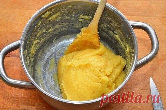 Эклеры.
Время приготовления - 15 минут
Время выпекания - 45 минут
Ингредиенты:
Масло сливочное — 100 г
Яйцо — 4 шт.
Мука — 180 г
Соль — 1/2 ч.л.
Вода — 250 мл
Заварной крем — опционально
Приготовление:
1. Подготовить ингредиенты.
2. Доведите воду до кипения, растопите в воде масло и добавьте соль.
3. Добавьте туда муку. Тщательно перемешайте деревянной лопаткой.
4. Как только тесто начнет отходить от стенок, скатается в комок, поварите его ещё пару минут и снимите с огня.
Тесто должно хорош