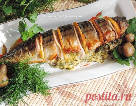 Запеченная скумбрия 

• 2 потрошеные скумбрии весом по 400–500 г 
• 2 крутых яйца 
• 75 г сыра чеддер 
• 0,5 ч. л. сухой горчицы 
• 2 веточки петрушки 
• 1 лимон 
• 2 ст. л. растительного масла 
• соль, перец 

Яйца мелко нарезать. Сыр натереть на крупной терке. Петрушку вымыть, обсушить, разобрать на листики и измельчить их. С половины лимона теркой снять цедру, из мякоти выжать сок. 
Смешать в миске яйца, сыр, сухую горчицу, петрушку, цедру и сок лимона, масло. Приправит...