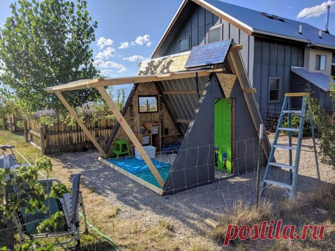 Летний дом-шалаш для отдыха и детских развлечений Приветствую всех самоделкиных и тех, кто просто заглянул в гости к Самоделкин. Наверняка многие из вас, да что там говорить, все вы в детстве хоть раз строили шалаш, причём строили его, где только это было возможно и из того, что было под рукой. В ход шли палки, ветки доски, в общем, всё, что