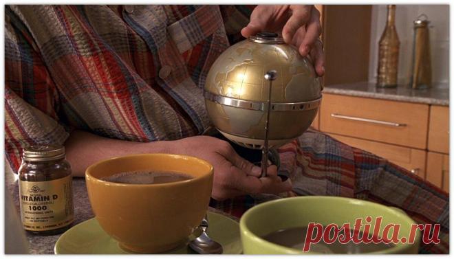 Интересные моменты из фильмов про которые мало кто знает
1. Шоу Трумана В фильме «Шоу Трумана» есть один интересный момент, который вставили создатели фильма, однако даже самому внимательному киноману вряд ли удастся его заметить. Когда Труман сидит за столом, то рядом с ним можно увидеть баночку с таблетками с сильной дозой витамина D. Как мы знаем витамин D получают чаще всего с солнечным светом, […]
Читай пост далее на сайте. Жми ⏫ссылку выше