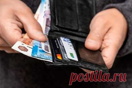 В Госдуме рассказали об индексации зарплаты одной категории граждан с 1 октября. С 1 октября в России будет проиндексирована зарплата одной категории граждан — военнослужащих и приравненных к ним лиц. Об этом заявил спикер Вячеслав Володин. Довольствие проиндексируют на 10,5 процента. Также он сообщил, что с 1 октября вступят в силу изменения в кредитования.