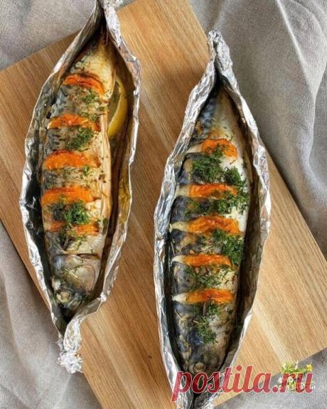 Скумбрия в духовке.

Ингредиенты:
-скумбрия 3 шт;
-помидоры 3-4 шт;
- лимон 1/2;
-лимонный сок 1 ч.л.;
-прованские травы 1/2 ч.л.;
-соль 1 ч.л.;
-перец молотый 1/2 ч.л.;
-лавровый лист 3 шт.;
-приправы для рыбы 1/2 ч.л. (по вкусу).

Приготовление.
Потрошеную скумбрию вымыть и обсушить. Сбрызнуть лимонным соком, натереть специями (смешать их предварительно). Внутрь каждой рыбины положить 2 дольки лимона, лавровый лист, кружочки помидора. Сверху сделать надрезы и вложит...