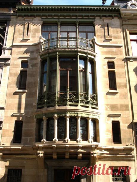 «В.Орта. Отель Тассель в Брюсселе – первое сооружение стиля модерн. Впервые в архитектуре появляется новое выражение новых приемов крупного остекления, использование находок графики модерна – в построении фасада, в деталях и отделке.» — карточка пользователя dvigun2018 в Яндекс.Коллекциях