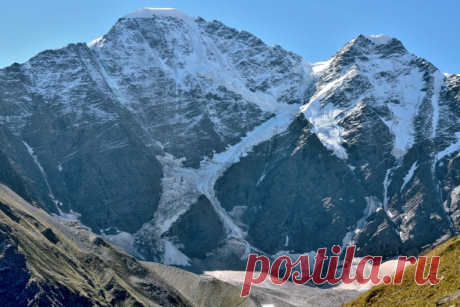 Ледник Семёрка на горе Чегет, Приэльбрусье, Россия

Ледник в форме гигантской цифры 7 нависает на северном склоне горы Донгуз-орун, на высоте 4456 метров.

Семёрка даёт начало множеству ручейков, а также водопаду и горной реке Донгуз-Орун. Толщина снежного покрова ледника составляет 300 метров. Глядя на него не понимаешь, благодаря каким законом физики снежная лавина не срывается вниз. Завораживающее зрелище.

43.206389, 42.505278