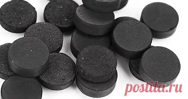 Полный список проблем, которые решает активированный уголь. Это стоит знать! 
1. Средство от метеоризма и вздутия
Газы бывают у всех нас. В среднем человек испускает газы 14 раз в сутки — это совершенно нормальное явление.
Но если вас мучает метеоризм или болезненное вздутие ж…