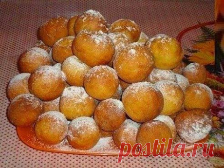 Пончики из творога.


Ингредиенты:

Творог - 250 г.
Яйца - 2 шт.
Сахар - 3 ст.л.
Мука - 1 стакан.
Сода (пищевая) -1/2 ч.л.
Уксус - 1 ст.л.

Приготовление:

1. Взбить яйца с сахарным песком, добавить творог, муку, соду (погасить уксусом). Все компоненты тщательно растереть.
2. Полученную массу брать чайной ложкой и, обваляв в муке, бросать в кипящее подсолнечное масло.
3. Украсить - посыпать сахарной пудрой.

Приятного аппетита!