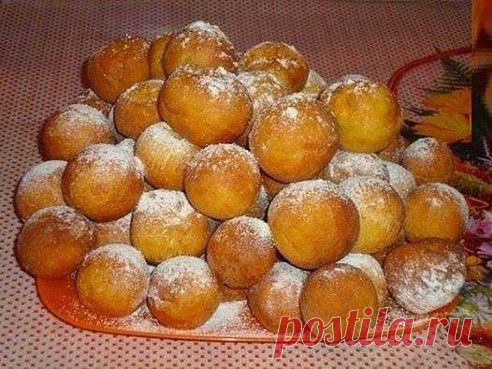 Пончики из творога.


Ингредиенты:

Творог - 250 г.
Яйца - 2 шт.
Сахар - 3 ст.л.
Мука - 1 стакан.
Сода (пищевая) -1/2 ч.л.
Уксус - 1 ст.л.

Приготовление:

1. Взбить яйца с сахарным песком, добавить творог, муку, соду (погасить уксусом). Все компоненты тщательно растереть.
2. Полученную массу брать чайной ложкой и, обваляв в муке, бросать в кипящее подсолнечное масло.
3. Украсить - посыпать сахарной пудрой.

Приятного аппетита!