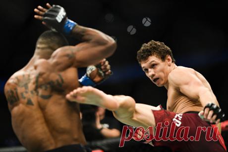 Российский боец одержал первую победу в UFC. Российский боец смешанного стиля (MMA) Роман Копылов одержал первую победу в Абсолютном бойцовском чемпионате (UFC). Схватка прошла в рамках турнира в Париже. Копылов нокаутировал итальянца Алессио Ди Кирико в третьем раунде. Для россиянина этот бой стал третьим в промоушене.