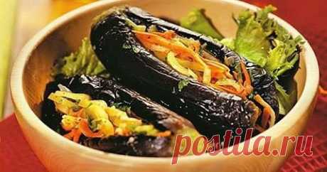 МАНЗАНЫ — ФАРШИРОВАННЫЕ БАКЛАЖАНЫ ПО-ГРЕЧЕСКИ. НЕЗЕМНОЙ ВКУС!
ИНГРЕДИЕНТЫ
● 3 кг баклажанов
● 1 кг моркови
● 400 г болгарского перца
● 100 г петрушки
● 100 г чеснока
● соль
ПРИГОТОВЛЕНИЕ
1. Помой баклажаны и отрежь плодоножку. В середине сделай надрез и отвари до готовности. Остуди в холодной воде, выложи на доску или противень рядами и прижми другой доской, на которую нужно положить груз. Это делается для того, чтобы из баклажанов вышел лишний сок.
2. Пока баклажаны наход...