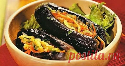 МАНЗАНЫ — ФАРШИРОВАННЫЕ БАКЛАЖАНЫ ПО-ГРЕЧЕСКИ. НЕЗЕМНОЙ ВКУС!
ИНГРЕДИЕНТЫ
● 3 кг баклажанов
● 1 кг моркови
● 400 г болгарского перца
● 100 г петрушки
● 100 г чеснока
● соль
ПРИГОТОВЛЕНИЕ
1. Помой баклажаны и отрежь плодоножку. В середине сделай надрез и отвари до готовности. Остуди в холодной воде, выложи на доску или противень рядами и прижми другой доской, на которую нужно положить груз. Это делается для того, чтобы из баклажанов вышел лишний сок.
2. Пока баклажаны наход...