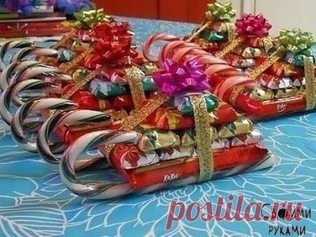 Саночки из сладостей к Новому году.