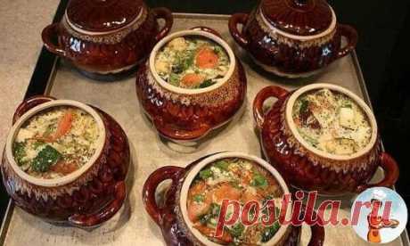 17 потрясающих рецептов блюд в горшочках.
1.Жаркое из курицы по-русски
Ингредиенты:
Курица весом примерно 1 кг,
- 400 г репчатого лука,
- 50 г изюма,
- 50 г ядер грецкого ореха,
-50 г свежих грибов,