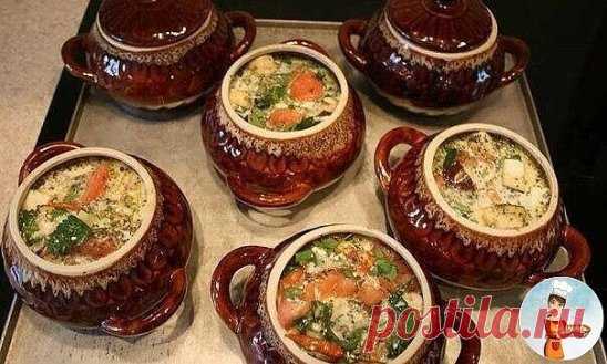 17 потрясающих рецептов блюд в горшочках.
1.Жаркое из курицы по-русски
Ингредиенты:
Курица весом примерно 1 кг,
- 400 г репчатого лука,
- 50 г изюма,
- 50 г ядер грецкого ореха,
-50 г свежих грибов,
