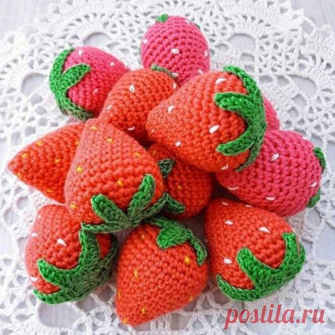 Красивая клубничка крючком