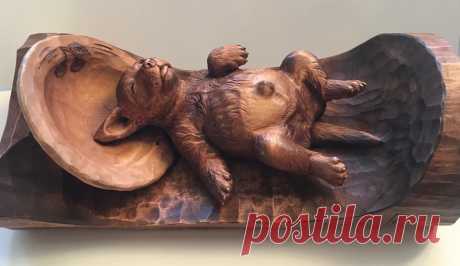 "Жизнь удалась!"
Липа, морилка, воск. 32 х 15 х 11 см. Как-то на автостоянке полудогиня щенков принесла.
В нете фото подобное увидел, захотел вырезать, как у псюхи жизнь удалась. Работы было на месяц, но я сумел уложиться в полтора.
Автор: Гавриков Юрий