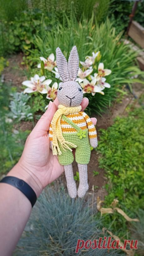 PDF Зайка крючком. FREE crochet pattern; Аmigurumi animal patterns. Амигуруми схемы и описания на русском. Вязаные игрушки и поделки своими руками #amimore - зайка в комбинезоне, заяц, зайчик в штанишках, кролик, зайчонок, крольчонок.