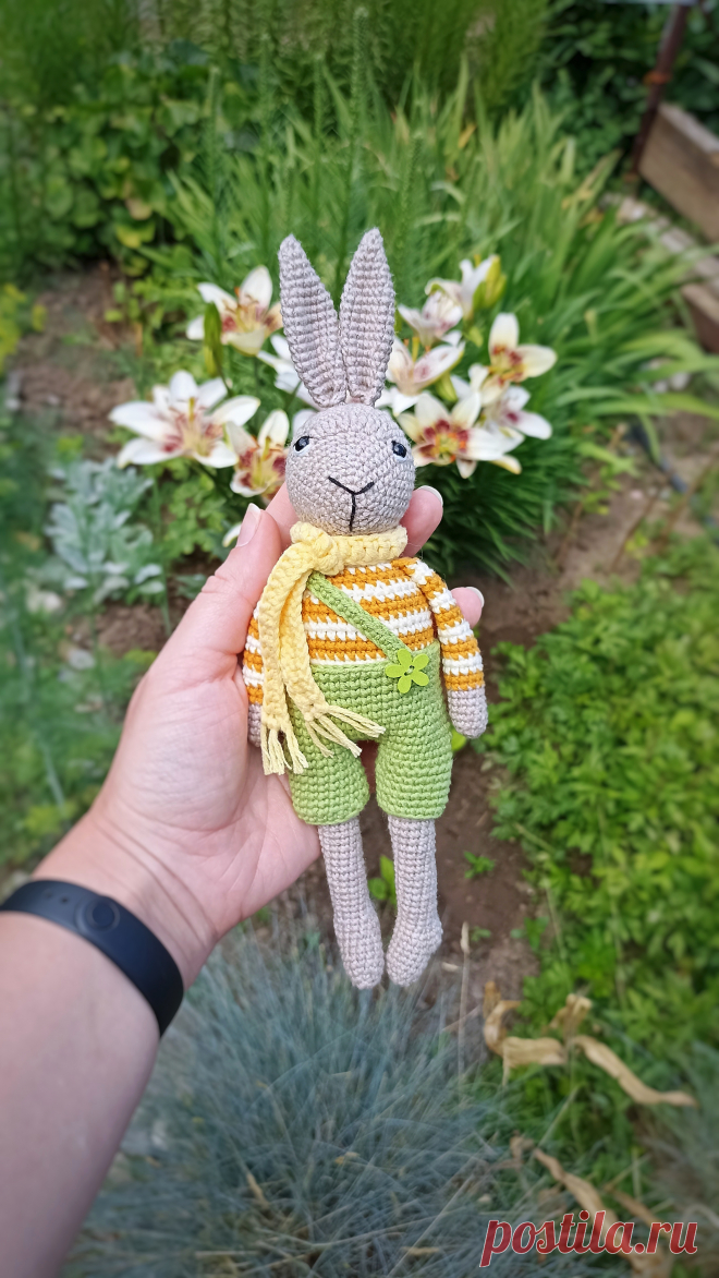 PDF Зайка крючком. FREE crochet pattern; Аmigurumi animal patterns. Амигуруми схемы и описания на русском. Вязаные игрушки и поделки своими руками #amimore - зайка в комбинезоне, заяц, зайчик в штанишках, кролик, зайчонок, крольчонок.