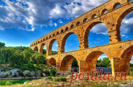 ༺🌸༻
Лучшие достопримечательности Франции

Акведук Пон-дю-Гар (Pont du Gard)
Через реку Гардон около города Ним перекинулся высочайший из доживших до наших дней древнеримский акведук (водопровод в виде моста) – 47 метров в высоту. Когда-то давно именно по нему в Ним поступала вода. Но в 9 веке он засорился. Чистить его не стали и вскоре акведук перестал выполнять свое прямое назначение. Но еще долгое время вплоть до 18 века он служи пешеходным мостом через реку. Построили его о...