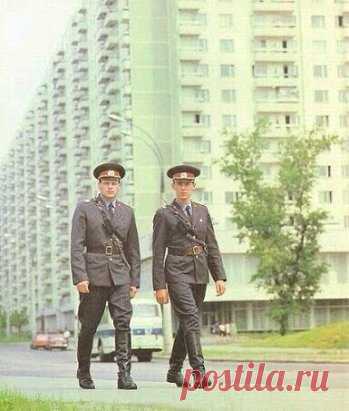 TD
А знаете ли Вы, что в СССР… 
…милицейские патрули ходили по улицам без дубинок, без наручников, кобура на боку если и была, то, как правило, без пистолета. Об ОМОНЕ до капитализации вообще никто не слыхал. Так же, как и о ЧОПах. Не было особой охраны ни в магазинах, ни в школах, ни в поликлиниках – в крайнем случае вахтёрша при входе. Не было на дверях подъездах домофонов и кодовых замков.
Особо хочется сказать, что для прохода, например, в Моссовет никогда за всё время...