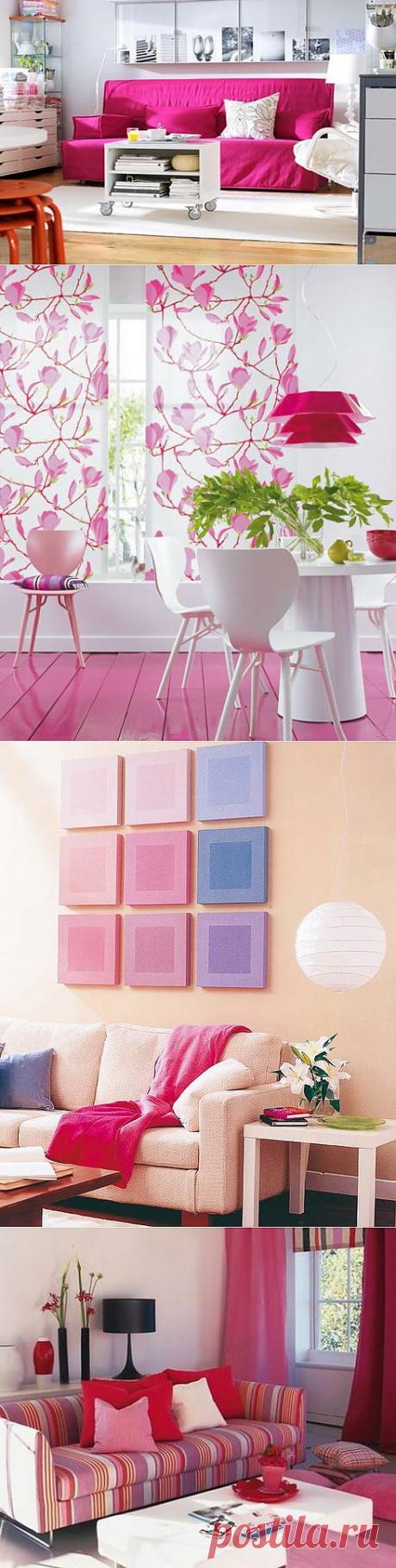 Замечательный интерьер комнаты в сиреневом и белом цвете.