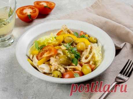 Салат с кальмаром и оливковым маслом – пошаговый рецепт приготовления с фото Салат с кальмаром и оливковым маслом — вкусная, полезная закуска, которая готовится с маринованными моллюсками. В блюдо для насыщенного вкуса добавляют консервированные оливки.