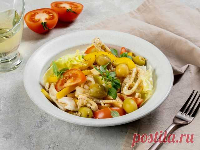 Салат с кальмаром и оливковым маслом – пошаговый рецепт приготовления с фото Салат с кальмаром и оливковым маслом — вкусная, полезная закуска, которая готовится с маринованными моллюсками. В блюдо для насыщенного вкуса добавляют консервированные оливки.