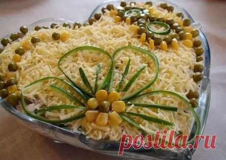 Салат с курицей, грибами и сыром