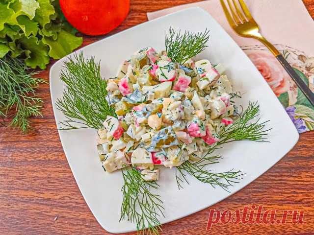 Салат с крабовыми палочками и соленым огурцом рецепт с фото пошагово - 1000.menu
