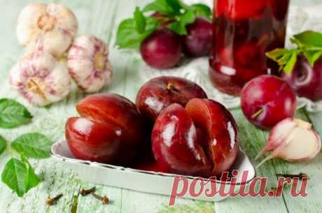 Моченые сливы на зиму
#заготовки

 Ингредиенты:

Сливы – 1 кг
Вода – 1 л
Чеснок – по желанию
Душистый перец (горошком) – 10 шт.
Корица – 1 палочка
Гвоздика – 10 шт.
Лимонная кислота – 10 г
Сахар – 300 г
Соль – 0,5 ст.л.

Приготовления

Приготовьте заливку: вскипятите воду с солью и сахаром, добавьте пряности. В конце кипячения добавьте лимонную кислоту, перемешайте и снимите сотейник с огня. Заливку остудите.
Сливы переберите, промойте и слегка обсушите.
Наполните сливами ...