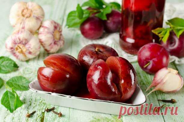 Моченые сливы на зиму
#заготовки

 Ингредиенты:

Сливы – 1 кг
Вода – 1 л
Чеснок – по желанию
Душистый перец (горошком) – 10 шт.
Корица – 1 палочка
Гвоздика – 10 шт.
Лимонная кислота – 10 г
Сахар – 300 г
Соль – 0,5 ст.л.

Приготовления

Приготовьте заливку: вскипятите воду с солью и сахаром, добавьте пряности. В конце кипячения добавьте лимонную кислоту, перемешайте и снимите сотейник с огня. Заливку остудите.
Сливы переберите, промойте и слегка обсушите.
Наполните сливами ...