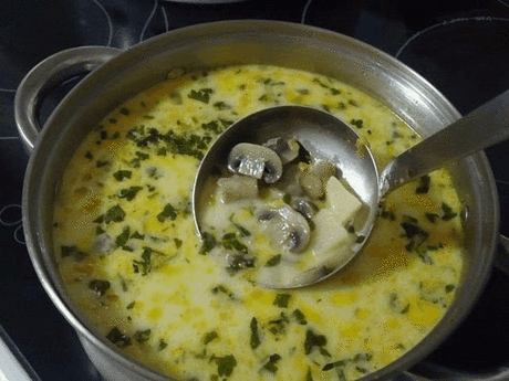 Самый вкусный грибной сливочный суп ! Сочетание сливок, плавленого сыра и грибов — так вкусно, просто пальчики оближешь 
Ингредиенты: 
шампиньоны — 200 грамм; 
картошка — 2 штуки; 
сливки (можно молоко) — 100 грамм; 
морковка — 1 штука; 
сырок плавленый — 70-100 грамм; 
лук репчатый — 1 штука; 
укроп — 1 пучок; 
соль — по вкусу;перец — по вкусу; 
растительное масло для жарки.