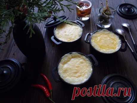 Кукурузная каша запеченная под сыром Если и есть что то, что надо запекать под сыром, так это именно кукурузная каша. И никто авторов в обратном не убедит)), особенно в такой холод). Рецепт простой как…