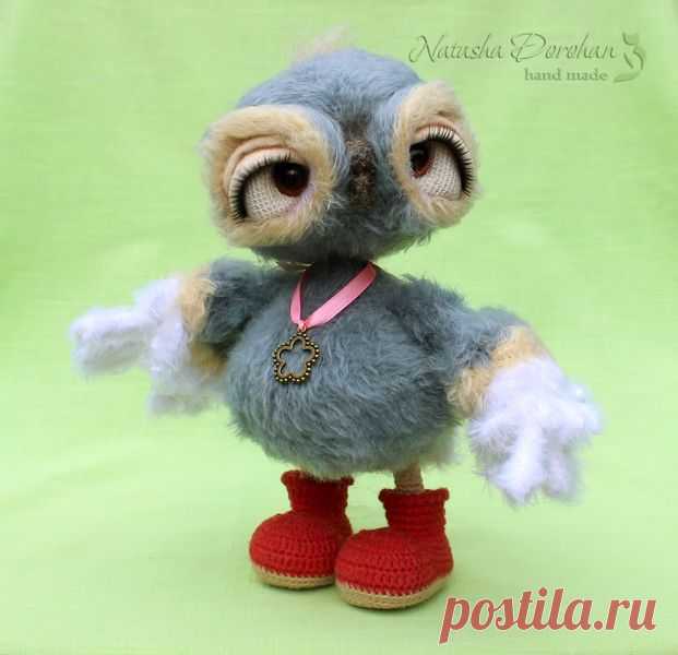 Совунька связана крюком из фактурной пряжи. совершенно милое и очаровательное создание, которое хочется тискать, обнимать и расчёсывать шёрстку-пёрышки )) внутри проволочный каркас. веки и клювик - сухое валяние. рост 24 см﻿