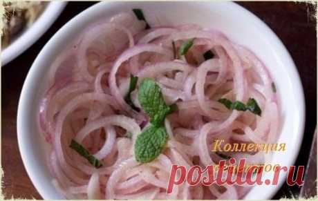 ЛУК ПО РЕЦЕПТУ ТОМАСА КЕЛЛЕРА

Вкус его совсем не стандартный. Кому-то может показаться слишком сильным из-за того, что в маринаде присутствует лишь винный уксус и сахар. Но поверьте мне, небольшое его количество в обычном салате, превознесет этот салат и сделает необычным.

Еще, я люблю выкладывать его на бутерброды, с ветчиной, ростбифом или курицей, измельчать этот лук и добавлять в соусы. Он подойдет даже ко всяким майонезным нямкам, советским салатам и вообще блюдам, ...