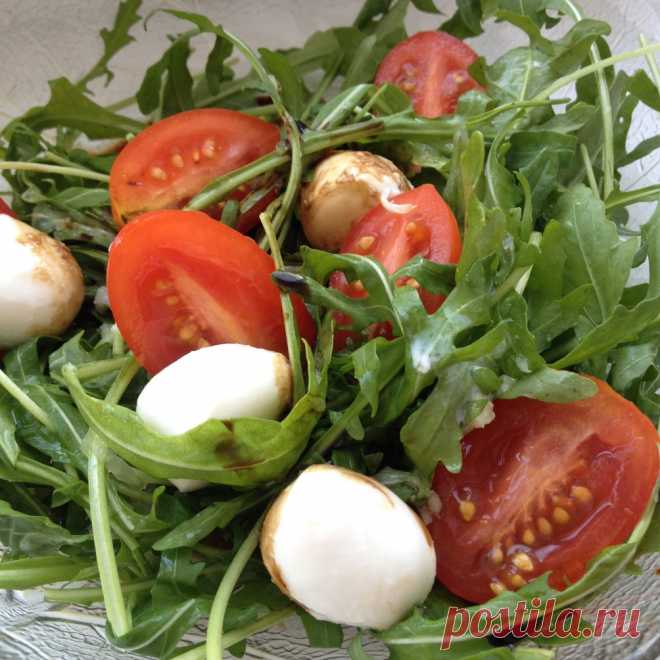 Салат из рукколы с моцареллой