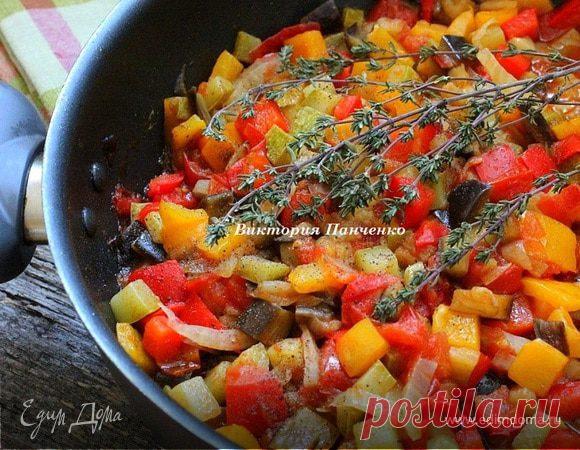 Овощное рагу Писто манчего (Pisto manchego). Ингредиенты: баклажаны, кабачки, перец болгарский красный Писто манчего - несложное в приготовлении традиционное овощное блюдо испанской кухни. Манчего указывает на происхождение блюда из региона Ла-Манчи, хотя в наши дни писто можно встретить на всей территории Испании, как в виде самостоятельного блюда, так и в качестве закуски-тапас. В кухнях разных стран можно встретить множество блюд, сходных с писто - во Франции это ратату...