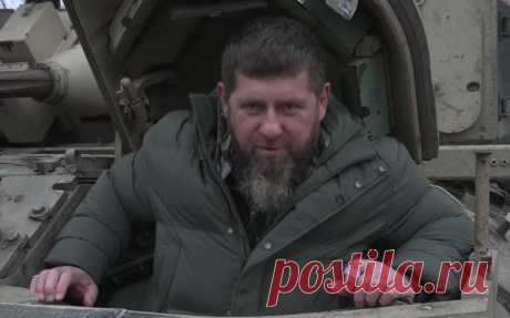 Кадыров на бронетехнике приехал на свою прямую линию. Глава Чечни приехал на проведение своей прямой линии, сидя внутри бронированного транспортного средства на гусеничном ходу.