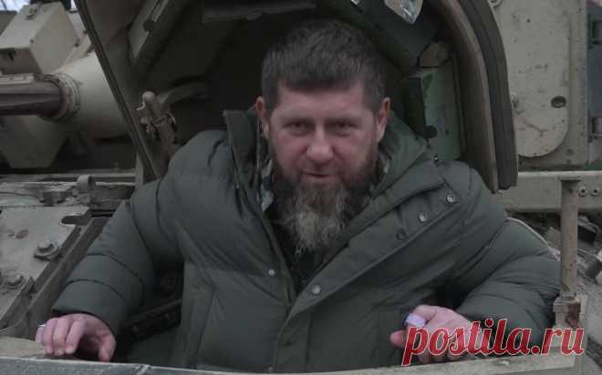 Кадыров на бронетехнике приехал на свою прямую линию. Глава Чечни приехал на проведение своей прямой линии, сидя внутри бронированного транспортного средства на гусеничном ходу.