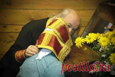 ТАКОЙ БЫВАЕТ ИСПОВЕДЬ!!! 
К священнику после литургии подошла женщина и попросила поисповедовать. Время исповеди прошло, но человеку нельзя было отказывать, поэтому батюшка и эта женщина поднялись на клирос, где обычно проводилась исповедь в этой церкви. 
– Пожалуйста, говорите, – сказал священник. 
Женщина начала свой рассказ: 
– Я редко хожу в церковь, у меня дома живет большая собака… 
– При чем тут собака? 
– Мне сказали, что это большой грех… Потом когда у меня на раб...