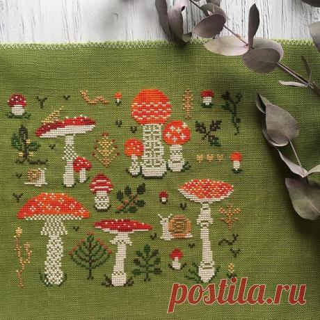 Мои #мухоморчики от @owlforest.embroidery
.
Нитки ручного окрашивания от производителя #owlforestembroidery
Основа #thiffry 337  30 ct
.
Что-то сказать?🤷🏼‍♀️ я всем довольна!
Очень понравилось вышивать нитками секционного окрашивания!!! Творишь красоту, как ты хочешь! Второй такой работы точно не будет!
Жаль одно... быстро закончились грибочки😔
.
.
#crossstitch #вышивка #вышивкакрестом #люблювышивать #вышиваюкрестиком #вышиваютнетолькобабушки  #наширукинедляскуки #выш...
