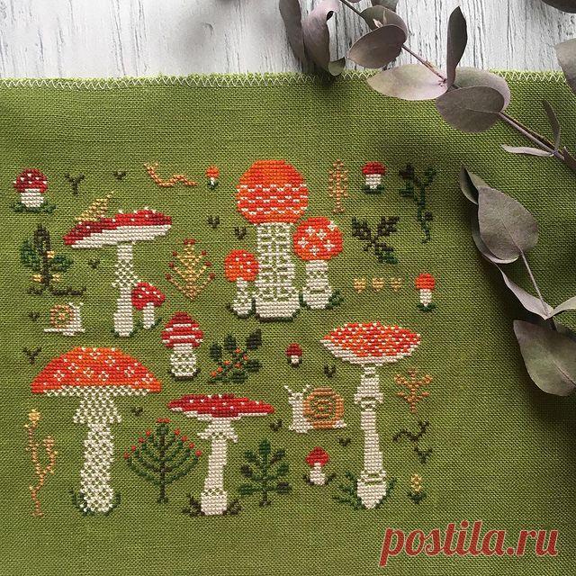 Мои #мухоморчики от @owlforest.embroidery
.
Нитки ручного окрашивания от производителя #owlforestembroidery
Основа #thiffry 337  30 ct
.
Что-то сказать?🤷🏼‍♀️ я всем довольна!
Очень понравилось вышивать нитками секционного окрашивания!!! Творишь красоту, как ты хочешь! Второй такой работы точно не будет!
Жаль одно... быстро закончились грибочки😔
.
.
#crossstitch #вышивка #вышивкакрестом #люблювышивать #вышиваюкрестиком #вышиваютнетолькобабушки  #наширукинедляскуки #выш...